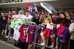 世体：大邱球迷热烈迎接巴萨，约百人在酒店外守候